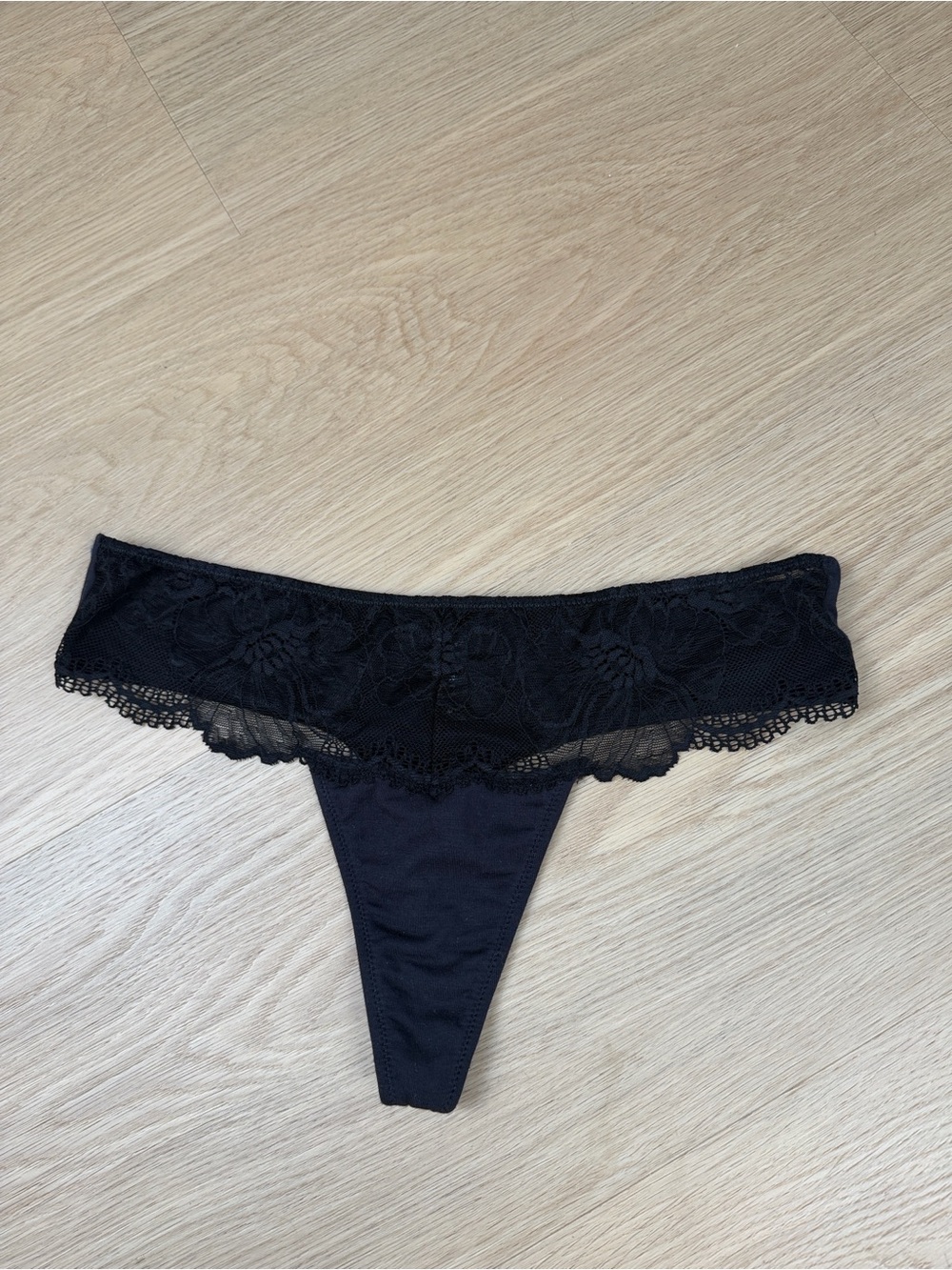 Natori Black Lace Trim Thong Panty M